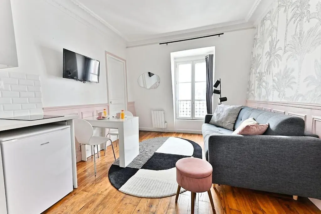 Magnifique Rose A #garemontparnasse Parijs